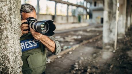 «Не доверяйте коридорам»: Киев предупредил журналистов об российской инициативе поездки в Донбасс