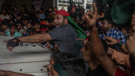 «Западные деньги за бунтом»: Экс-министр Бангладеш обвинил США и Клинтон в свержении Хасины