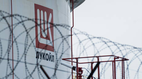 Санкции против Лукойла угрожают стабильности топливного рынка в Болгарии и Румынии