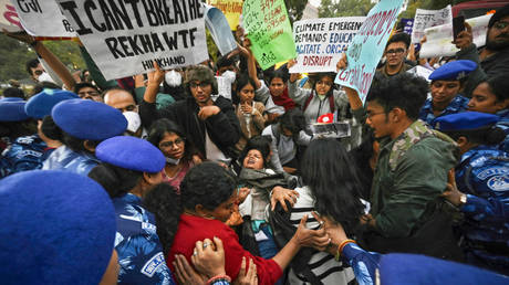 Воздушный кризис Дели: протесты из-за смертоносного смога и задержания активистов