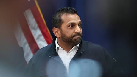 айная дипломатия фентанила: визит директора ФБР в Пекин на фоне торговой войны