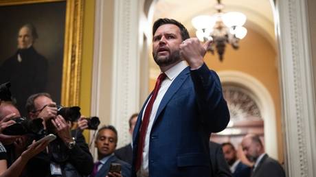 Вице-президент США Вэнс защитил переговоры Трампа с Путиным, назвав их шагом к миру