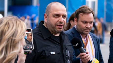 Утекшие документы: соратник Зеленского оказал давление на Умерова по сомнительному контракту на бронежилеты