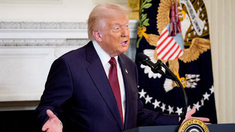 Трамп подписал закон о рассекречивании документов по делу Эпштейна, обвинив демократов