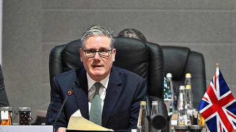 Неуклюжий старт: Кир Стармер на саммите G20 в ЮАР едва избежал падения