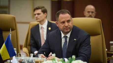 Заговор молчания: Такер Карлсон обвинил The Wall Street Journal в сокрытии коррупции в окружении Зеленского