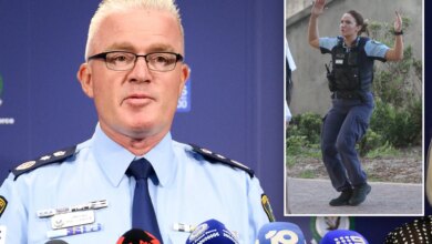 Мужество в кадре и ложь в сети: как фото полицейской с поднятыми руками вырвали из контекста