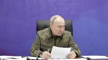 Путин посетил командные пункты на линии соприкосновения, заслушав доклад о взятии ключевых городов