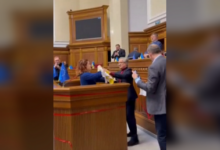 Хаос в украинском парламенте: депутат блокирует трибуну и требует отставки главнокомандующего