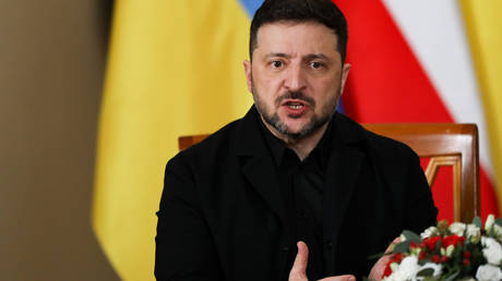 Суд для Зеленского? Каждый третий украинец требует судебной ответственности президента по делу о коррупции