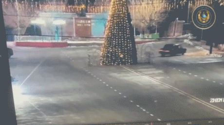 Ночной заезд в Казахстане заканчивается падением гигантской елки