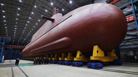 Северная Корея продемонстрировала корпус атомной подлодки: в центре внимания Ким Чен Ын и его дочь