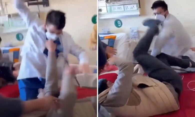 Медицинский Скандал: Доктор в Индии избил пациента, требовавшего уважительного