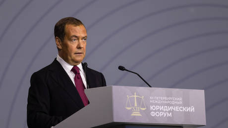 Медведев предупреждает о опасной новой эре без договора о контроле над ядерными вооружениями
