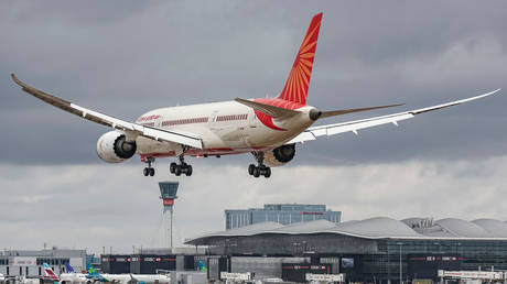 Британский регулятор требует объяснений от Air India по поводу полета Boeing 787 с неисправным топливным переключателем