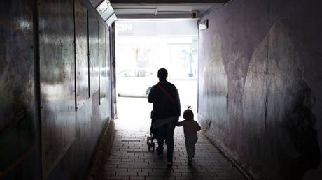 Замороженные зарплаты: британским семьям грозит застой в уровне жизни