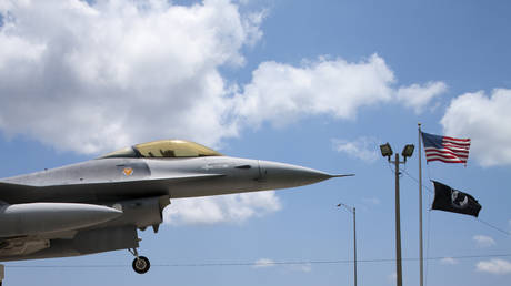 Военные самолеты США и Китая столкнулись в небе над Желтым морем