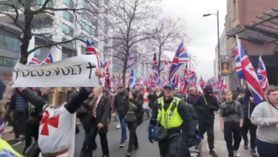 Напряженность в Манчестере: столкновения между участниками марша против иммиграции и контр-демонстрантами
