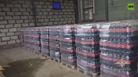 Поддельная классика: российская полиция пресекла производство контрафактного Coca-Cola