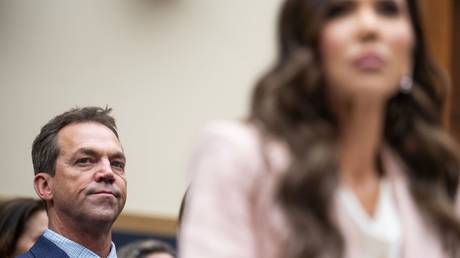 Скандал вокруг экс-главы DHS: Что скрывал муж «ICE Барби»