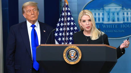 Эпический провал с файлами Эпштейна: почему Трамп уволил генпрокурора Бонди