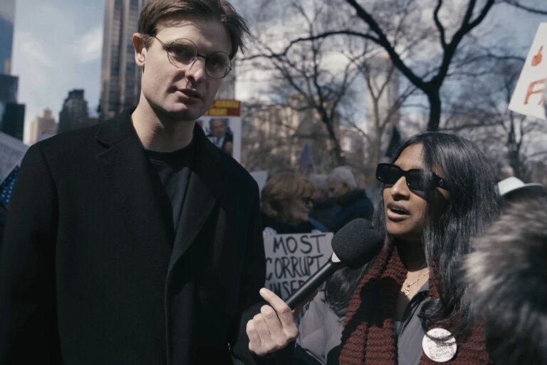 «А как же геи Ормуза?»: вирусное интервью с протестующей в Нью-Йорке рассмешило соцсети