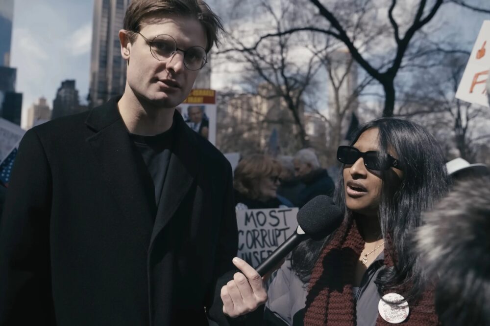 «А как же геи Ормуза?»: вирусное интервью с протестующей в Нью-Йорке рассмешило соцсети