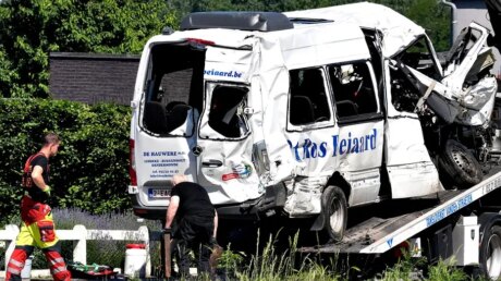 Смертельный рейс: в Бельгии поезд на полном ходу врезался в микроавтобус с детьми