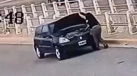 Шокирующее видеонаблюдение зафиксировало момент, когда женщину сбила и переехала её собственная машина