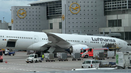 ЧП во Франкфурте: у Boeing 787 Lufthansa подломилась стойка шасси