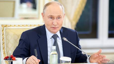 Тень «Орешника» и сомнительное приглашение: о чем Путин говорит на пленарке ПМЭФ