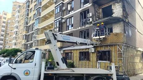Ночная атака на Кубань: обломки дронов ранили троих и подожгли жилую многоэтажку
