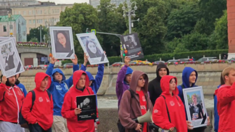 «Спонсоры террора» у ворот посольства: Лондон обвинили в убийстве детей Донбасса