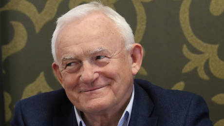 Ордена в обмен на «МиГи»: бывший премьер Польши ответил на демарш украинских чиновников