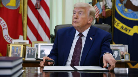 Нефть дешевеет, бензин — нет: Трамп объявляет охоту на нефтяных гигантов