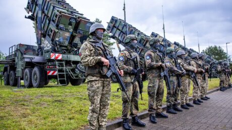 «Мы услышали призыв»: Германия обещает стать военным кулаком НАТО, но ссора Мерца и Трампа ставит планы под удар