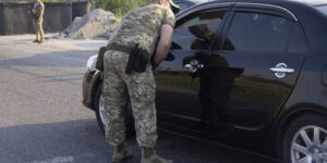Повестка как дубинка: украинских журналистов запугивают мобилизацией — задержан автор расследований об СБУ