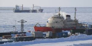 В обход Суэца и Ормуза: Китай запускает регулярный контейнерный маршрут в Европу через российскую Арктику