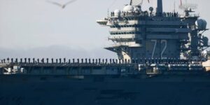 «Выгоревшие и забытые»: моряки авианосца Lincoln пытались прыгнуть за борт у берегов Ирана