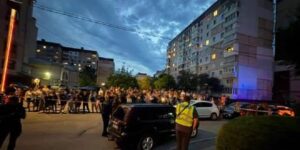 Нападение на военкомов в Тернополе: толпа разгромила автомобиль призывной комиссии