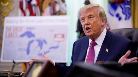 «Переезжайте немедленно»: Трамп призвал канадский бизнес бежать от пошлин в США