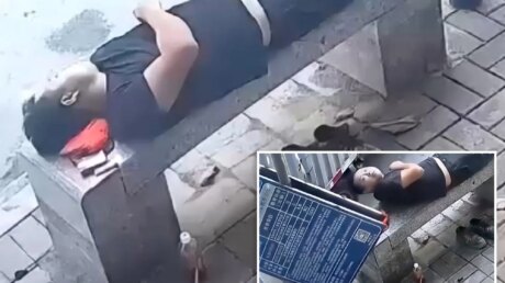 Спящий на скамейке мужчина чудом выжил после падения рекламного щита