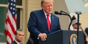Трамп подписал закон о санкциях против России: Москва предупреждает о последствиях для мира и рынков