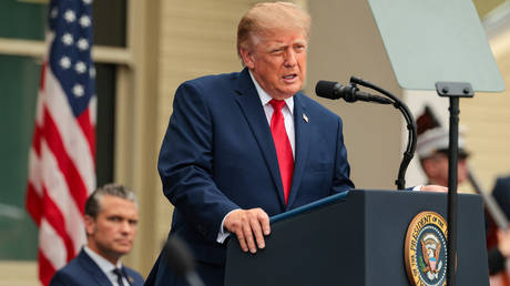 Трамп подписал закон о санкциях против России: Москва предупреждает о последствиях для мира и рынков