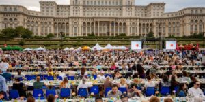 В Румынии 20 000 человек сели за 5-километровый стол ради детской психиатрической больницы
