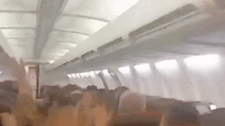Пассажиры в панике: на борту иранского Boeing 737 обшивка салона обрушилась во время рейса