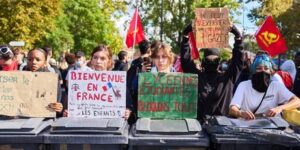 Франция в огне протестов: почти 2000 арестов, слезоточивый газ в школах