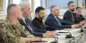 Зеленский теряет поддержку: украинцы устали от коррупции и требуют смены власти