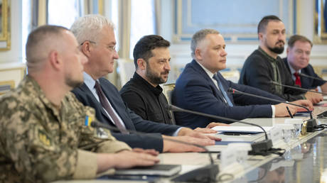 Зеленский теряет поддержку: украинцы устали от коррупции и требуют смены власти