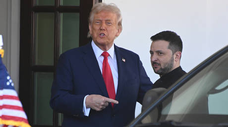 Трамп пригрозил Киеву прекратить поставки оружия и обмен разведданными из-за ударов по российским НПЗ